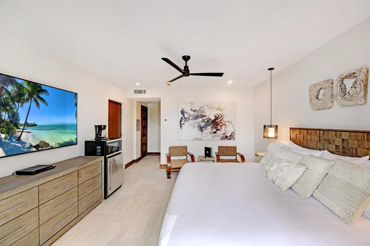 Bali Hai Beachfront Resort And Spa Holmes Beach Exteriör bild